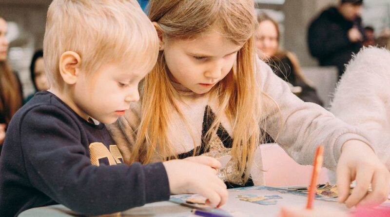 © UNICEF/Christina Pashkina Niños ucranianos desplazados juegan y aprenden en el Spilno Child Spot de Kharkiv, gestionado por UNICEF y sus aliados.