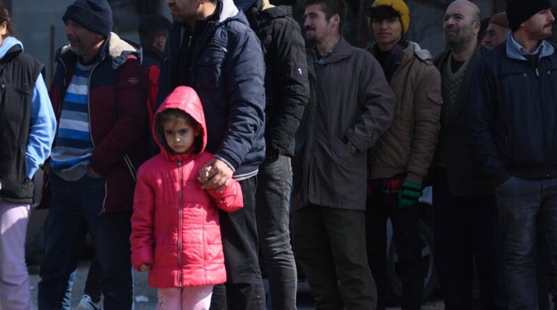 © UNICEF/Özgür Ölçer Una niña y su padre hacen cola para recibir ayuda en un refugio del sureste de Turquía.