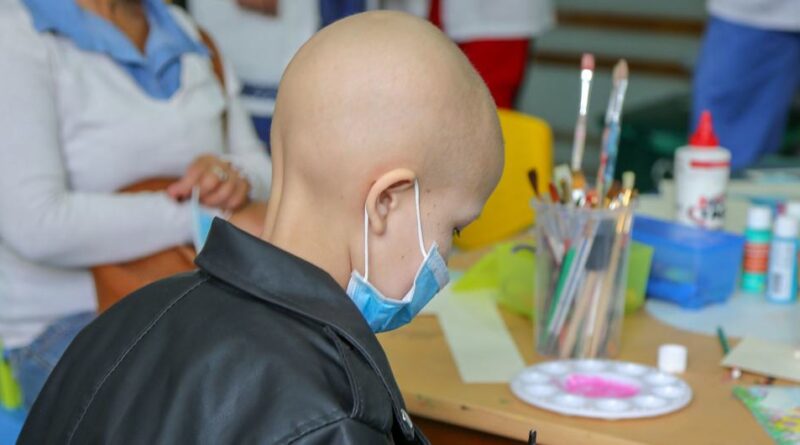 OPS/David Spitz Un joven enfermo de cáncer en el Instituto Nacional de Cancerología de Colombia.